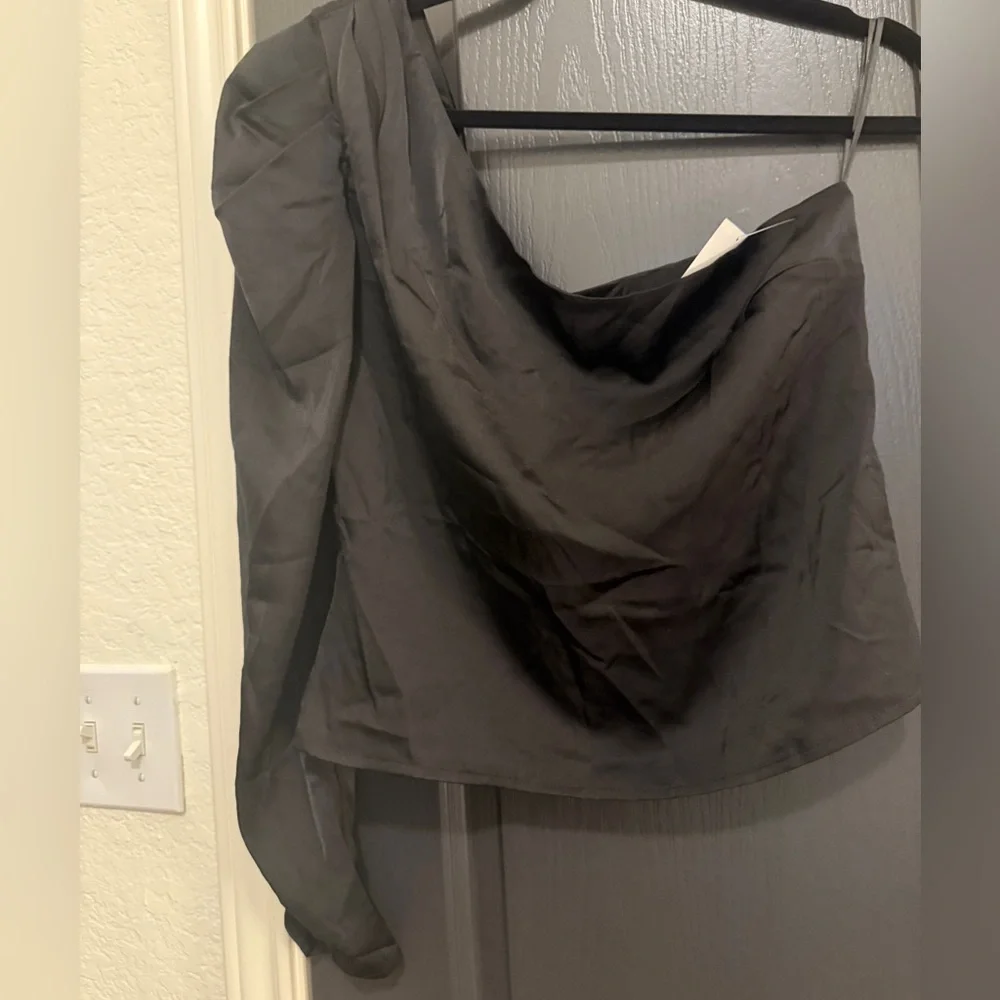 ASTR The Label Puff Sleeve One Shoulder Satin Top | Black | Large | NWT